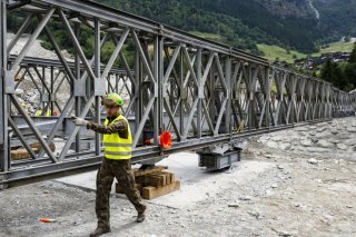 Le pont va permettre aux 400 habitants de Lourtier et du haut Val de Bagnes de retrouver leurs habitudes. KEYSTONE/JEAN-CHRISTOPHE BOTT